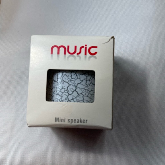 White Mini Speaker with Crackle Design - Picture 1 of 7